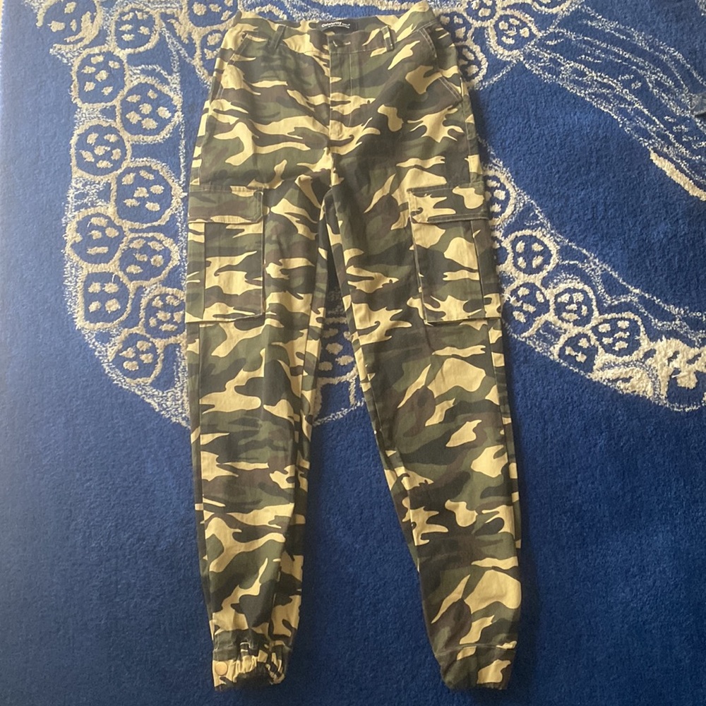 Camouflage Cargo Joggers by Celebrity Fashions by Hera Collections.  Sz. Small - Picture 5 of 5